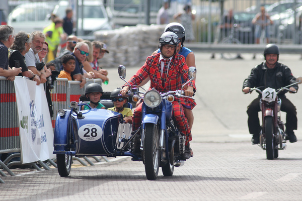 Mit der ganzen Familie im Chang Jang CJ 750 Gespann aus dem Jahr 1978 - 25. Oldtimer Grandprix Safenwil am 3. September 2016
