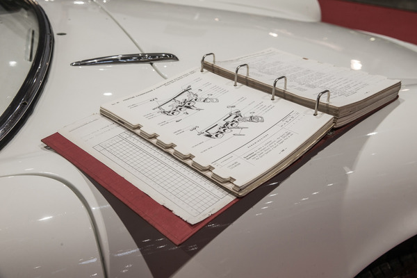 Mit der passenden Literatur kann jedes Problem behoben werden ... - Retro Classics Stuttgart 2020