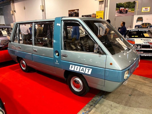 Bild Mit diesem Bus wurden einst Besucher über das Fiat-Werksgelände chauffiert – Auto e Moto d'Epoca 2022