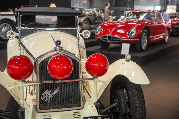 Mit diesen roten Abdeckungen soll Nuvolari damals seine Gegner eingeschüchtert haben, weil sie den Alfa Romeo in der Nacht als Teufel erscheinen liessen, gesehen bei Lukas Hüni - Rétromobile Paris 2020