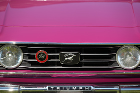 Mit dieser Farbe fällt man garantiert auf, auch mit einem Triumph Stag - British Car Meeting 2015 in Mollis
