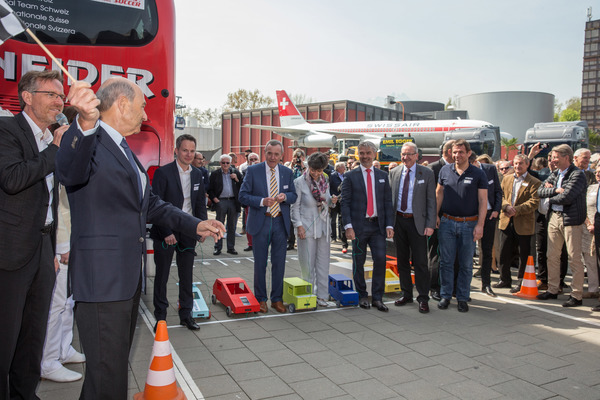Mit einem Rennen, gestartet von Peter Sauber, rasen die Ehrengäste in die neue Halle.