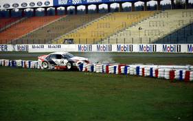 Mit einem Riesensatz in den Reifenstapel beendet Audi-Vorstand Jürgen Stockmar im IMSA-quattro seinen Auftritt 1989 Mit einem Riesensatz in den Reifenstapel beendet Audi-Vorstand Jürgen Stockmar im IMSA-quattro seinen Auftritt 1989
