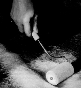 Mit einer Lammfellwalze werden die zerkleinerten Glasseidestränge angedrückt - Porsche 904 Carrera GTS (1964)