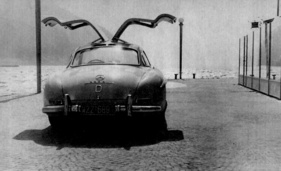Mit geöffneten Flügeltüren am Meer - Mercedes 300 SL (1956) Mit geöffneten Flügeltüren am Meer - Mercedes 300 SL (1956)