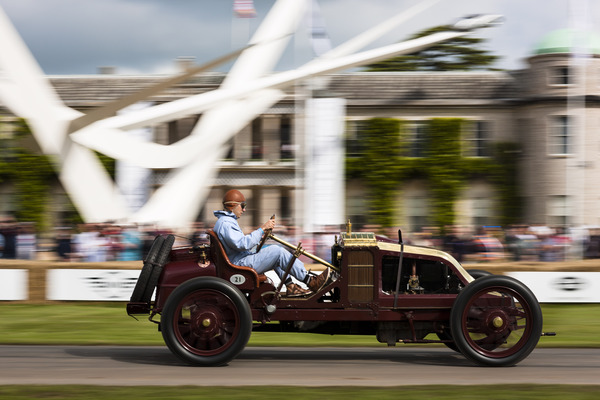 Bild Mit rustikalem Rennwagen am Schloss vorbei - Goodwood Festival of Speed 2016