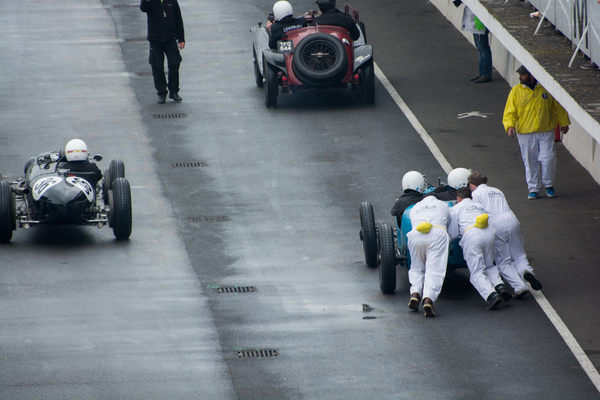 Mit vereinten Kräften wird der Bugatti angeschoben - 4. Montlhéry Vintage Revival 2017