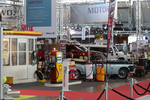 Mit vielen Trouvaillen angereicherter Motorworld-Stand mit Tankstelle - Retro Classics Stuttgart 2020