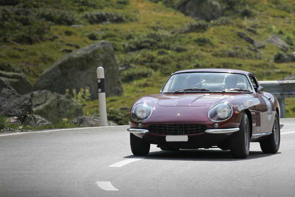 Mit vier obenliegenden Nockenwellen brillierte der Ferrari 275 GTB/4 und kostete in der zweiten Hälfte der Sechzigerjahre DM 52’900. Heute sind EUR 2,5 Millionen für den Kauf nötig, rund 23 x soviel wie der inflationsbereinigte Neupreis.