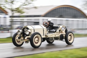 Mit vollem Einsatz - Schawalder auf dem American LaFrance auf der Rundstrecke - Motorworld Classics Bodensee 2019