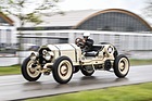 Mit vollem Einsatz - Schawalder auf dem American LaFrance auf der Rundstrecke - Motorworld Classics Bodensee 2019