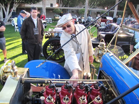Mitchell (1950) - Alan Travis von Phoenix zeigt den ältesten Wagen am Arizona Concours d'Elegance