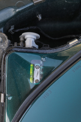 Mitsubishi 3000 GT VR-4 (1996) – Integrierte Wasserwaage zum justieren der Scheinwerfer (1996)