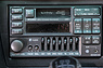 Mitsubishi 3000 GT VR-4 (1996) – Radio mit Equalizer, Kassettendeck und CD-Wechsler (© Bruno von Rotz, 2022) Mitsubishi 3000 GT VR-4 (1996) – Radio mit Equalizer, Kassettendeck und CD-Wechsler (© Bruno von Rotz, 2022)