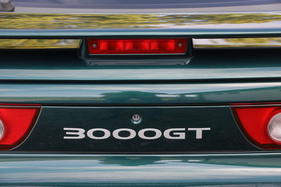 Mitsubishi 3000 GT VR-4 (1996) – Schriftzug aus simplen Klebebuchstaben