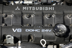 Mitsubishi 3000 GT VR-4 (1996) – Ventildeckel mit Hinweis auf Hersteller, Bauform und Ventiltrieb (1996)