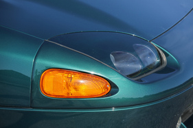 Mitsubishi 3000 GT VR-4 (1996) – ab 1994 mit Ellipsoid-Scheinwerfern unter einer lackierten Blende (1996)