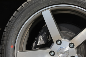 Mitsubishi 3000 GT VR-4 (1996) – ab 1994 mit Zweikolben-Bremssätteln hinten (1996)