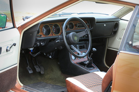 Mitsubishi Celeste 1600 ST (1977) - Cockpit mit Holzfurnier-Einlage