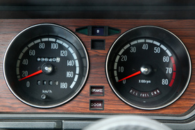 Mitsubishi Celeste 1600 ST (1977) - Warnleuchten für angezogene Handbremse und offene Türen