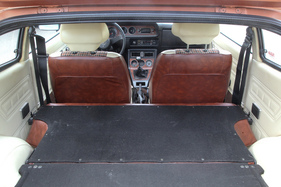 Mitsubishi Celeste 1600 ST (1977) - bei umgeklappter Rücksitzlehne vergrössert sich der Stauraum massiv (1977)