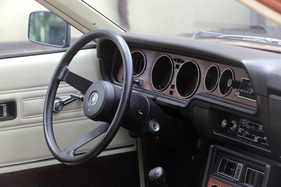Mitsubishi Celeste 1600 ST (1977) - die Instrumente hausen in tiefen Höhlen