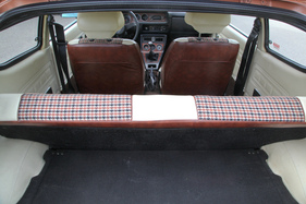 Mitsubishi Celeste 1600 ST (1977) - die Rücksitzlehne kann umgeklappt werden ...