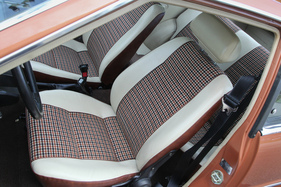 Mitsubishi Celeste 1600 ST (1977) - etwa beengte Platzverhältnisse im Fond