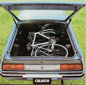 Mitsubishi Celeste (1977) - ein Rennrad hat Platz im Kofferraum