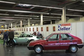 Mitsubishi Colt (1986) - der Porsche Turbo dahinter stiess auf mehr Interesse, kostete aber auch deutlich mehr als EUR 3400 (Retro Classics Bavaria 2017 in Nürnberg)