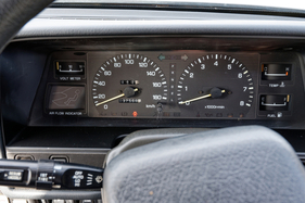 Mitsubishi Debonair (1988) - Alles Wesentliche im Blick, einschließlich Air Flow Inidcator. Die 37.568 km sind echt