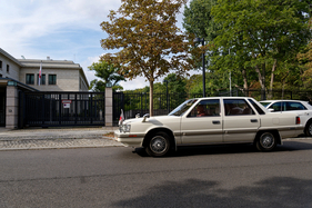 Mitsubishi Debonair (1988) - An der Einfahrt zur japanischen Botschaft in Berlin-Tiergarten