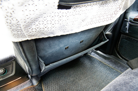 Mitsubishi Debonair (1988) - Auch die Taschen an den vorderen Rückenlehnen sind aufwendig gemacht mit ihren Magnetschließern