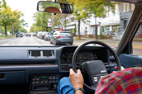 Mitsubishi Debonair (1988) - Aus der Perspektive der oberen Führungskraft. in Japan hätte sich der Chauffeur vermutlich entleibt, bevor er mit Jeans und Holzfällerhemd bei seinem Boss vorgefahren wäre
