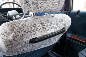 Mitsubishi Debonair (1988) - Definitiv kein O-Shit-Bar wie in manchen Geländewagen. Eher eine kleine Hilfe für bequemeren Ein- und Ausstieg