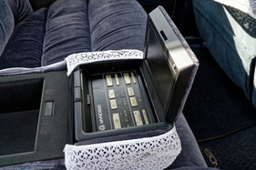 Mitsubishi Debonair (1988) - Die Musik spielt hinten. Bedienfeld für Audio- und hintere Klimaanlage in der Mittelarmlehne