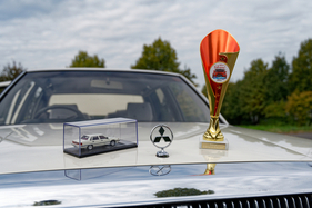Mitsubishi Debonair (1988) - Immer-Dabei-Accesoires. Modell-Debonair und Pokal vom Mitsubishi-Treffen für den Best-Diamond-Oldtimer