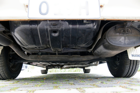 Mitsubishi Debonair (1988) - Interesssante Führung der Abgasanlage mit Schalldämpfer rechts und Endrohr links, davor die Verbundlenkerhinterachse