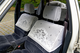 Mitsubishi Debonair (1988) - Kein Winterprojekt der Gattin. Die Strickmützen für Sitze und Kopfstützen gab es als Original-Zubehör