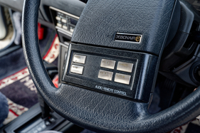 Mitsubishi Debonair (1988) - Keine Erfindung der Neuzeit. Radiobedienung am Lenkrad