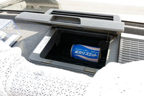 Mitsubishi Debonair (1988) - Separate Getränke-Kühlbox in der Hutablage