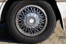 Mitsubishi Debonair (1988) - Stahlräder mit Radblenden. Leichtmetallrädern wurde vermutlich kein Komfortgewinn zugeschrieben