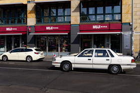 Mitsubishi Debonair (1988) - Vor Muji-Store am Hackeschen Markt in Berlin-Mitte. Ein bisschen wie IKEA auf japanisch plus Mode