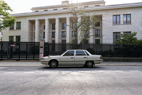 Mitsubishi Debonair (1988) - Vor dem Hauptgebäude der japanischen Botschaft in Berlin-Tiergarten. Ganz oben am Gebäude eine goldenen Chrysantheme, das kaiserliche Siegel