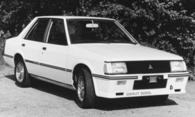 Mitsubishi Lancer 2000 Turbo (1980) – mit spiegelverkehrtem Schriftzug auf dem Frontspoiler