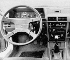 Mitsubishi Lancer 2000 Turbo (1981) – übersichtliche Armaturen, Lenkrad in der Höhe verstellbar
