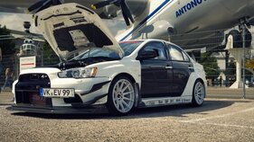 Mitsubishi Lancer Evolution X (2012) - Bei offener Haube zeigen sich nachgerüstete Ladeluftrohre, die Kotflügel sind weit ausgestellt Mitsubishi Lancer Evolution X (2012) - Bei offener Haube zeigen sich nachgerüstete Ladeluftrohre, die Kotflügel sind weit ausgestellt