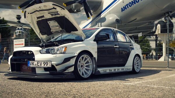 Mitsubishi Lancer Evolution X (2012) - Bei offener Haube zeigen sich nachgerüstete Ladeluftrohre, die Kotflügel sind weit ausgestellt