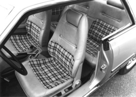 Mitsubishi Sapporo (1978) - hochwertige Karostoffe und Kunststoff für die abnützungsgefährdeten Stellen des Sitzes