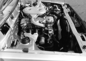 Mitsubishi Sapporo 2000 GS/R (1978) - dank Zweistufen-Fallstromvergaser entwickelt der Motor mit Ausgleichswellen immerhin 98 PS